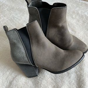 Gorgeous green booties!